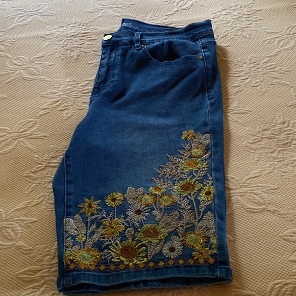 Diane Gilman denim short with flower detail, size 16 petite - Picture 5 of 6
